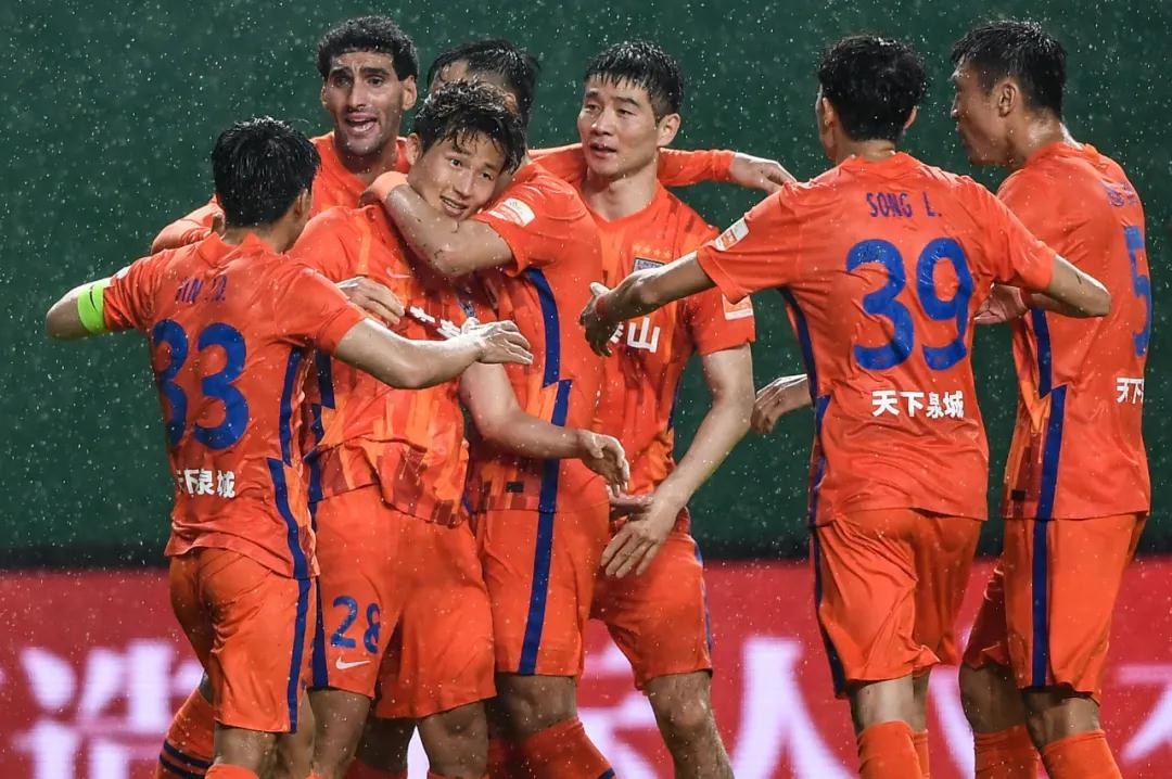 نوتينغهام فورست ضد مانشستر سيتيمواجهة مثيرة في الدوري الإنجليزي